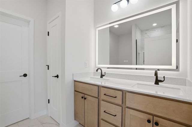 892 Silver Ln, Iowa City, IA 52245