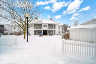 2738 S Knightsbridge Circle, Ann Arbor, MI 48105