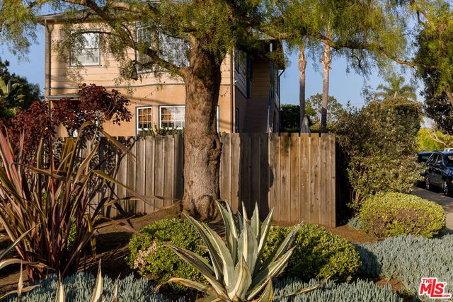 1121 Grant Avenue, Venice, CA 90291