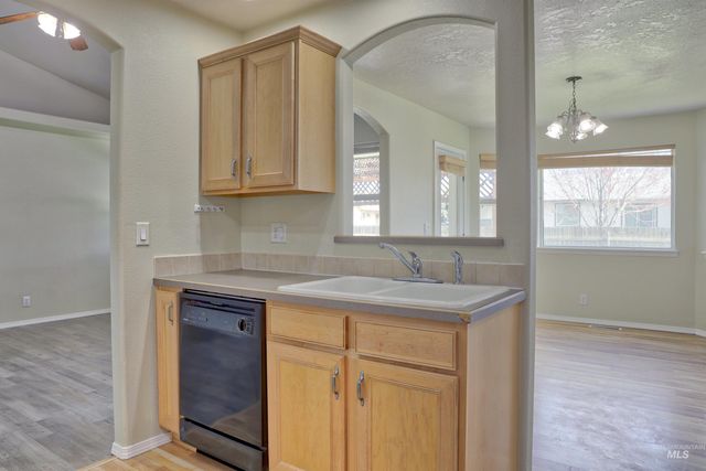 462 NW Sandpiper Ave, Mountain Home, ID 83647