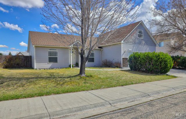 462 NW Sandpiper Ave, Mountain Home, ID 83647
