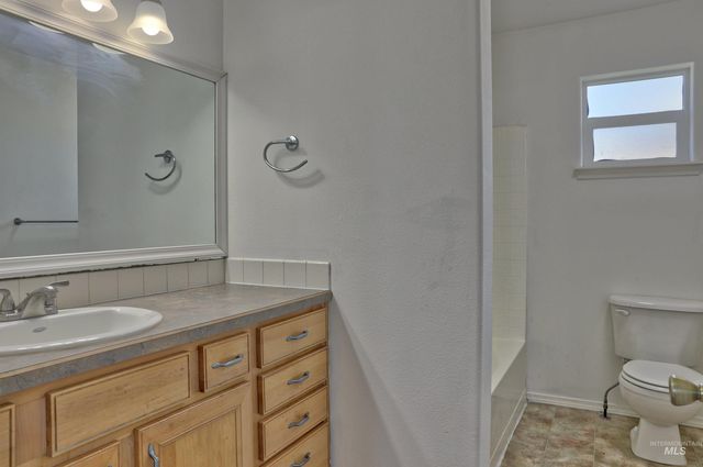 462 NW Sandpiper Ave, Mountain Home, ID 83647