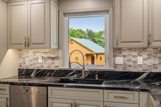 17 Leonard St, Lakeville, MA 02347