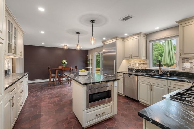 17 Leonard St, Lakeville, MA 02347