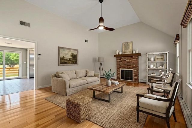 17 Leonard St, Lakeville, MA 02347