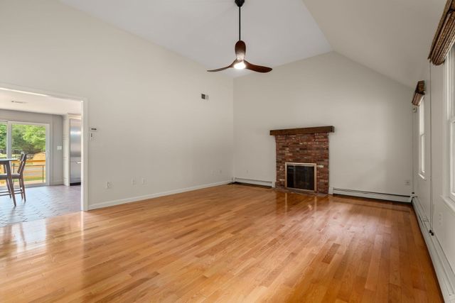 17 Leonard St, Lakeville, MA 02347