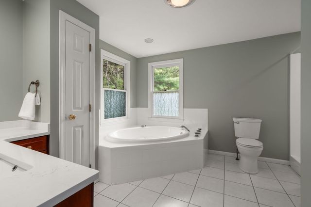 17 Leonard St, Lakeville, MA 02347
