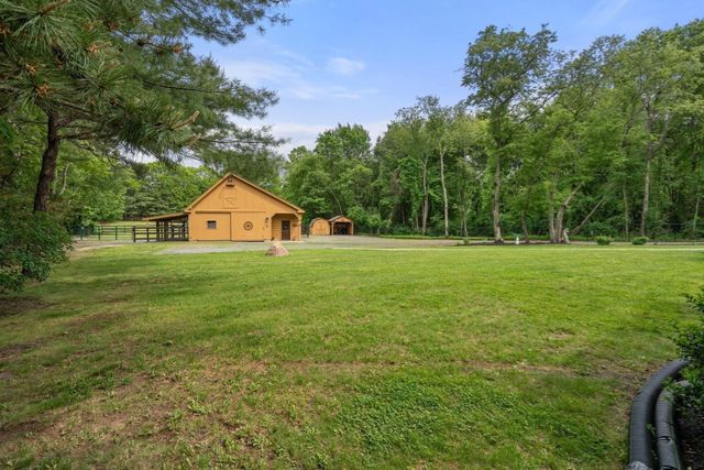 17 Leonard St, Lakeville, MA 02347