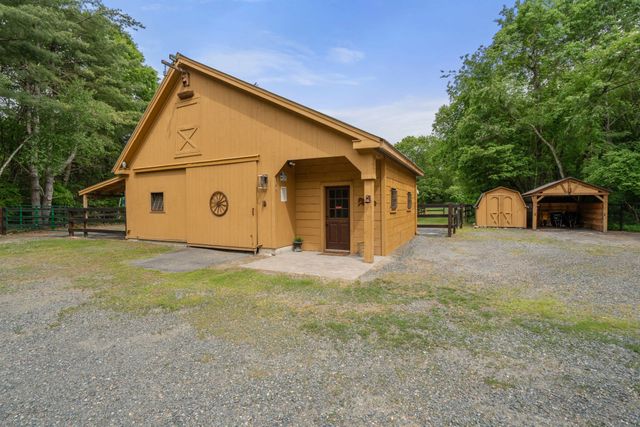 17 Leonard St, Lakeville, MA 02347