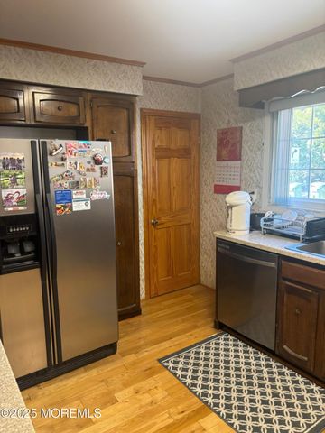 7 Candy Court, Edison, NJ 08817