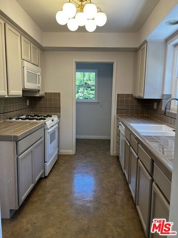 130 S Bowling Green Way 134, Los Angeles, CA 90049
