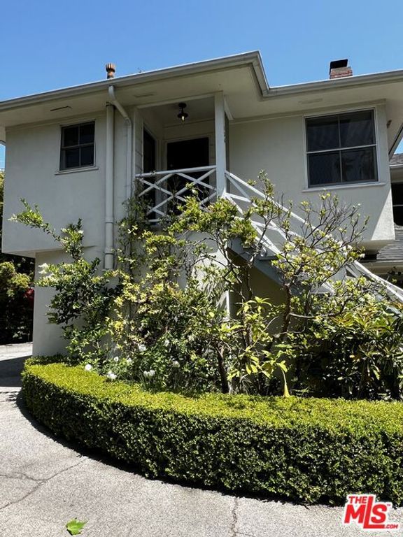 130 S Bowling Green Way 134, Los Angeles, CA 90049