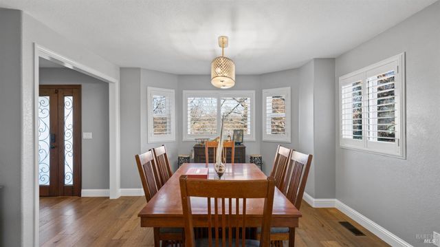 220 Hidden Valley Ln, Vacaville, CA 95688