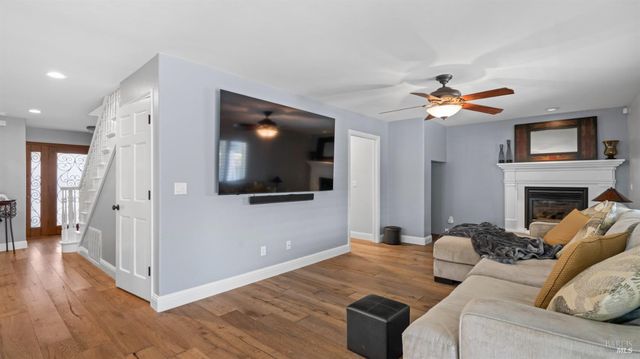 220 Hidden Valley Ln, Vacaville, CA 95688