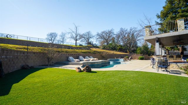 220 Hidden Valley Ln, Vacaville, CA 95688