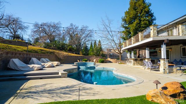 220 Hidden Valley Ln, Vacaville, CA 95688