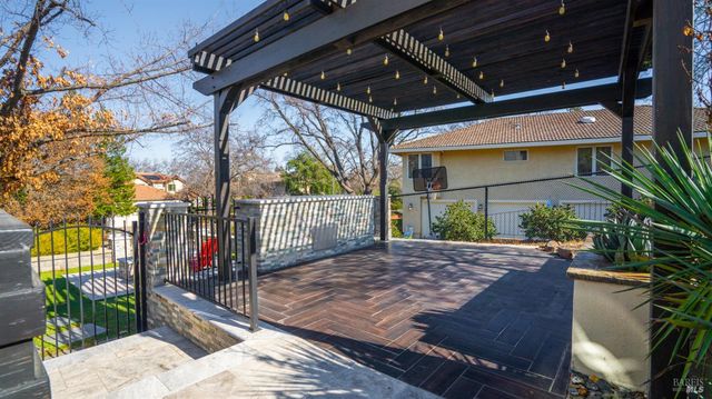 220 Hidden Valley Ln, Vacaville, CA 95688