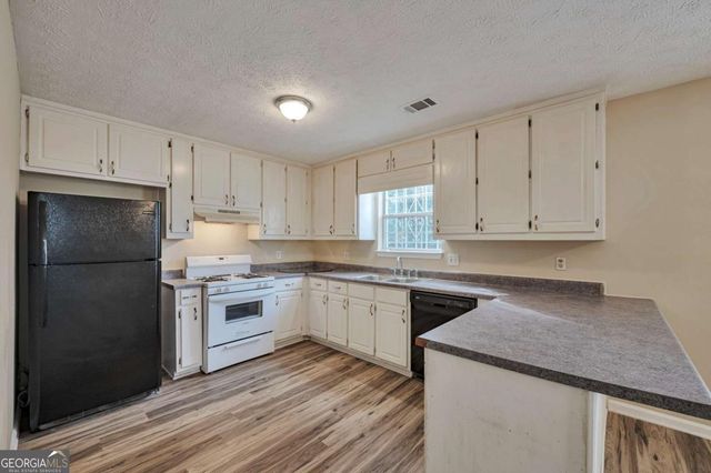 8239 Valley Bluff, Riverdale, GA 30274