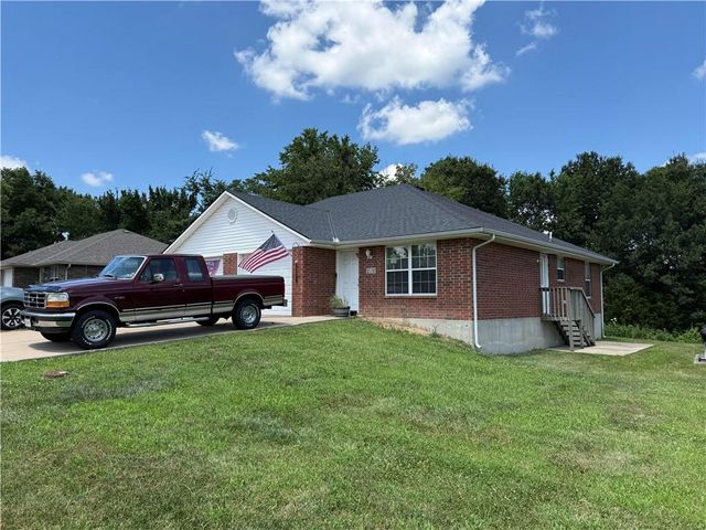 208-210 NW Woodbury Drive, Grain Valley, MO 64029