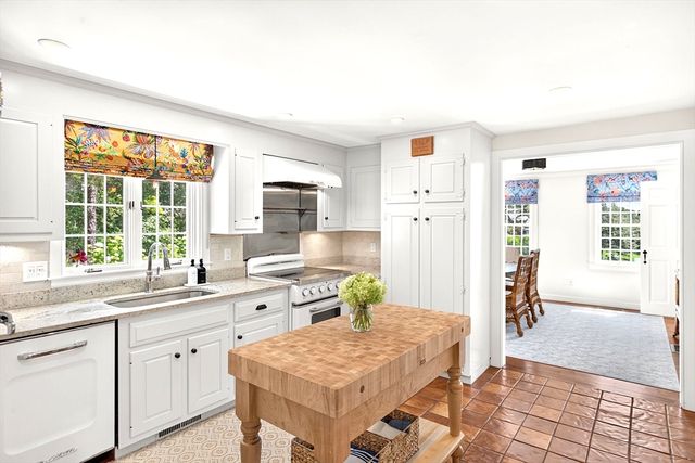 141 Point Hill Rd, Barnstable, MA 02668