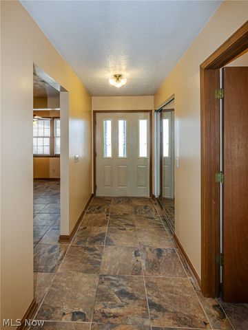 1260 Meadowview Lane, Amherst, OH 44001