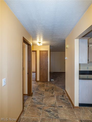 1260 Meadowview Lane, Amherst, OH 44001