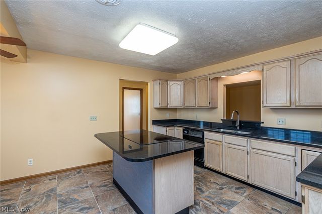 1260 Meadowview Lane, Amherst, OH 44001