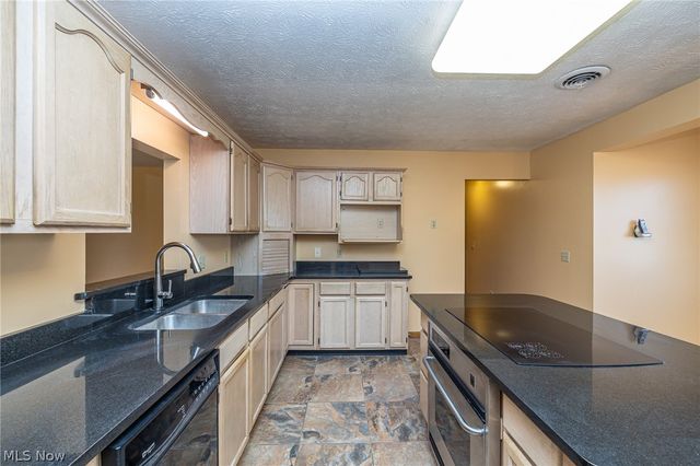 1260 Meadowview Lane, Amherst, OH 44001