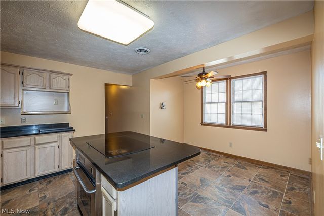 1260 Meadowview Lane, Amherst, OH 44001