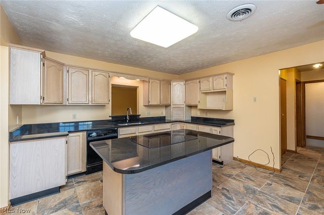 1260 Meadowview Lane, Amherst, OH 44001