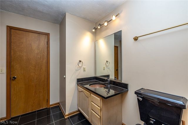 1260 Meadowview Lane, Amherst, OH 44001