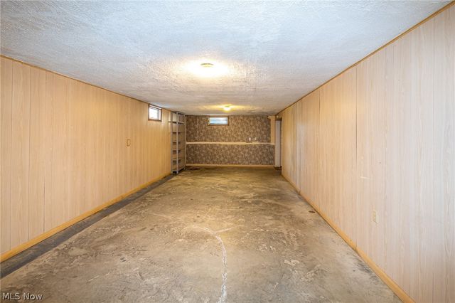 1260 Meadowview Lane, Amherst, OH 44001