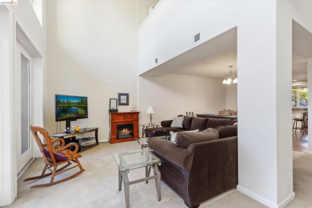 88 E 6Th St 215, Pittsburg, CA 94565