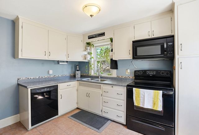 34 Plympton St, New Bedford, MA 02745