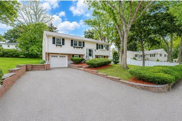 11 Coweeset Dr, Brockton, MA 02301