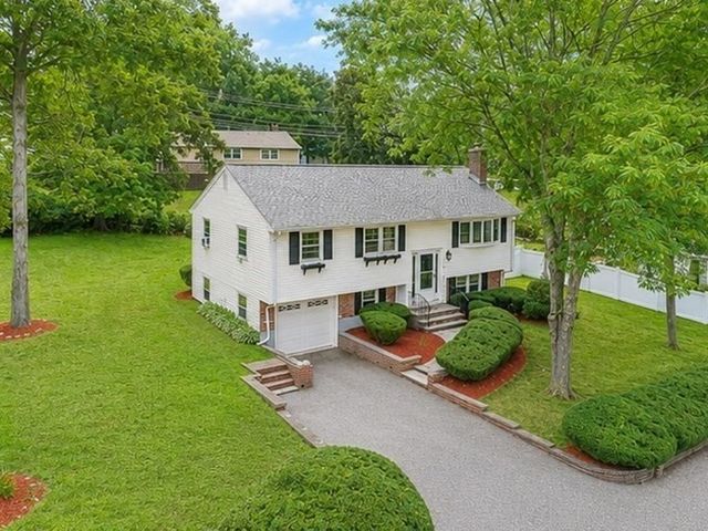 11 Coweeset Dr, Brockton, MA 02301