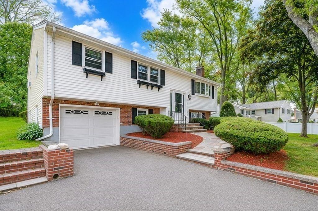 11 Coweeset Dr, Brockton, MA 02301