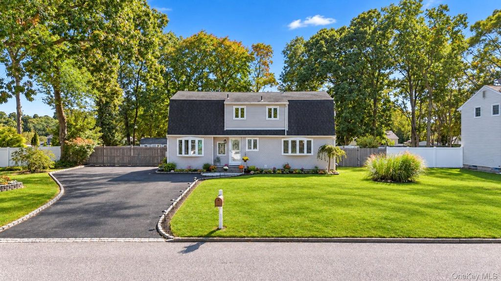 14 Hollingwood Drive, Coram, NY 11727 — photo 2