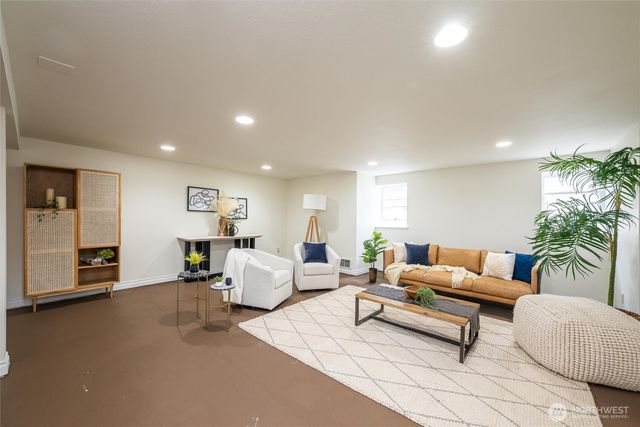 607 Warren Avenue, Everett, WA 98201