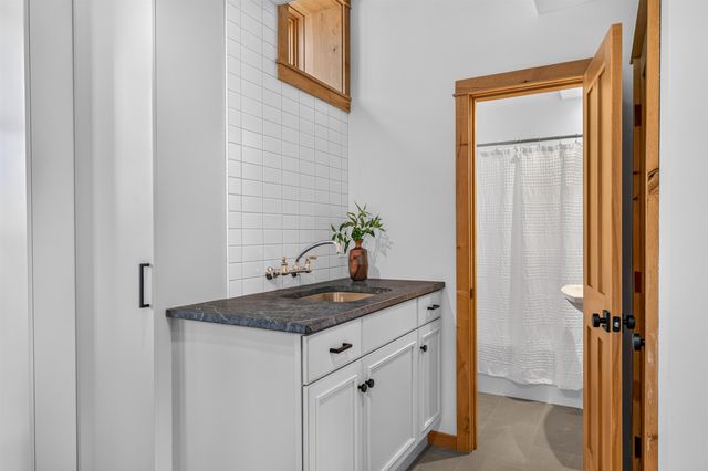 564 Goodaleville Road, Jamaica, VT 05343