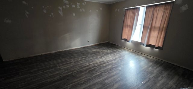 1218 W Glenburn Road, Linton, IN 47441