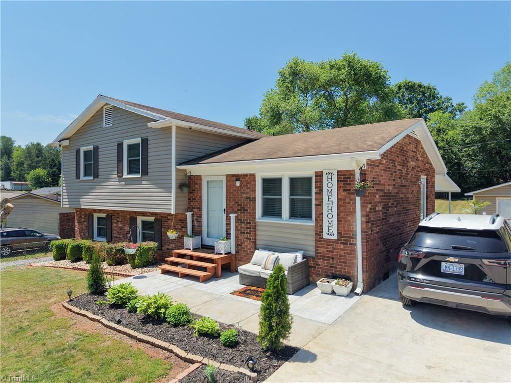 202 Harvest Drive, King, NC 27021
