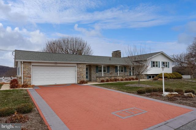 161 CREST DR, Boyertown, PA 19512