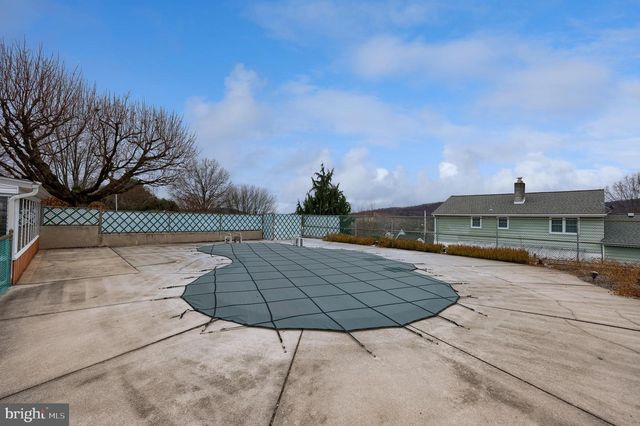 161 CREST DR, Boyertown, PA 19512