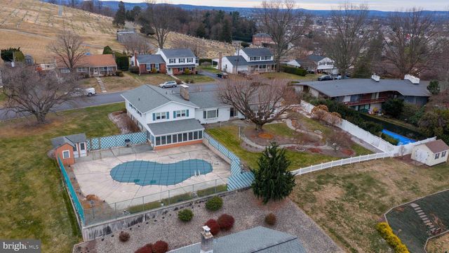 161 CREST DR, Boyertown, PA 19512