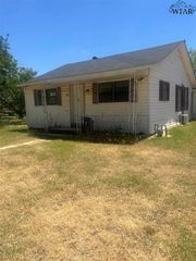 905 E RUBY AVENUE, Iowa Park, TX 76367