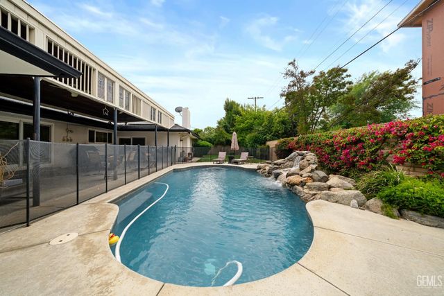 2445 Spruce Street, Bakersfield, CA 93301