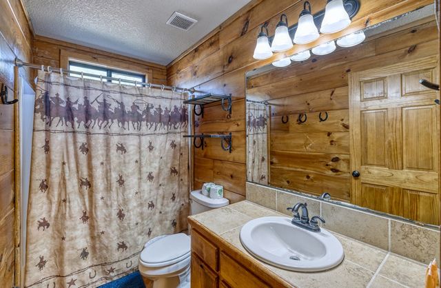 38 Mountain Laurel, Concan, TX 78838