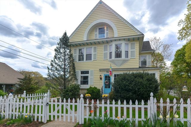 24 Main St, Upton, MA 01568