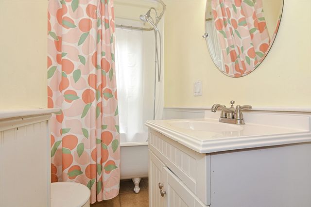 24 Main St, Upton, MA 01568